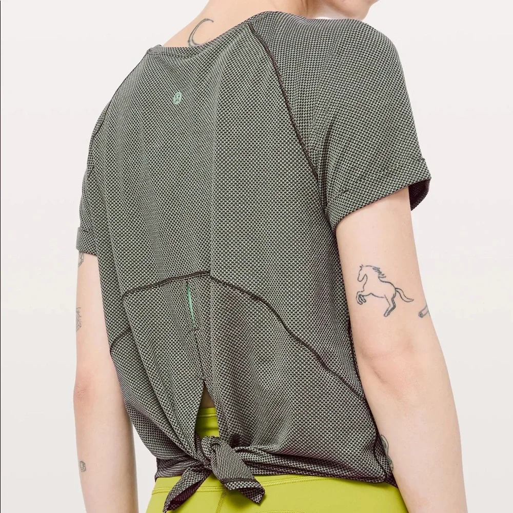 NWOT Lululemon Open Up Tie Back Tee Heathered Camo Green - Picture 6 of 6